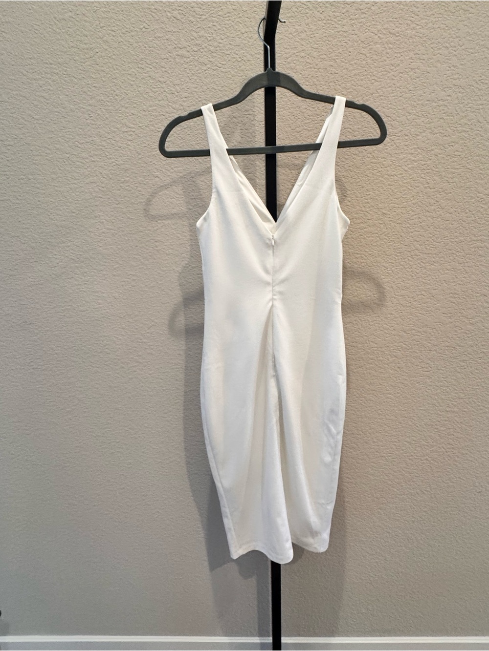 NWOT Lulu’s Elegant White V-Neck Sheath Dress with Side Slit - Picture 8 of 10